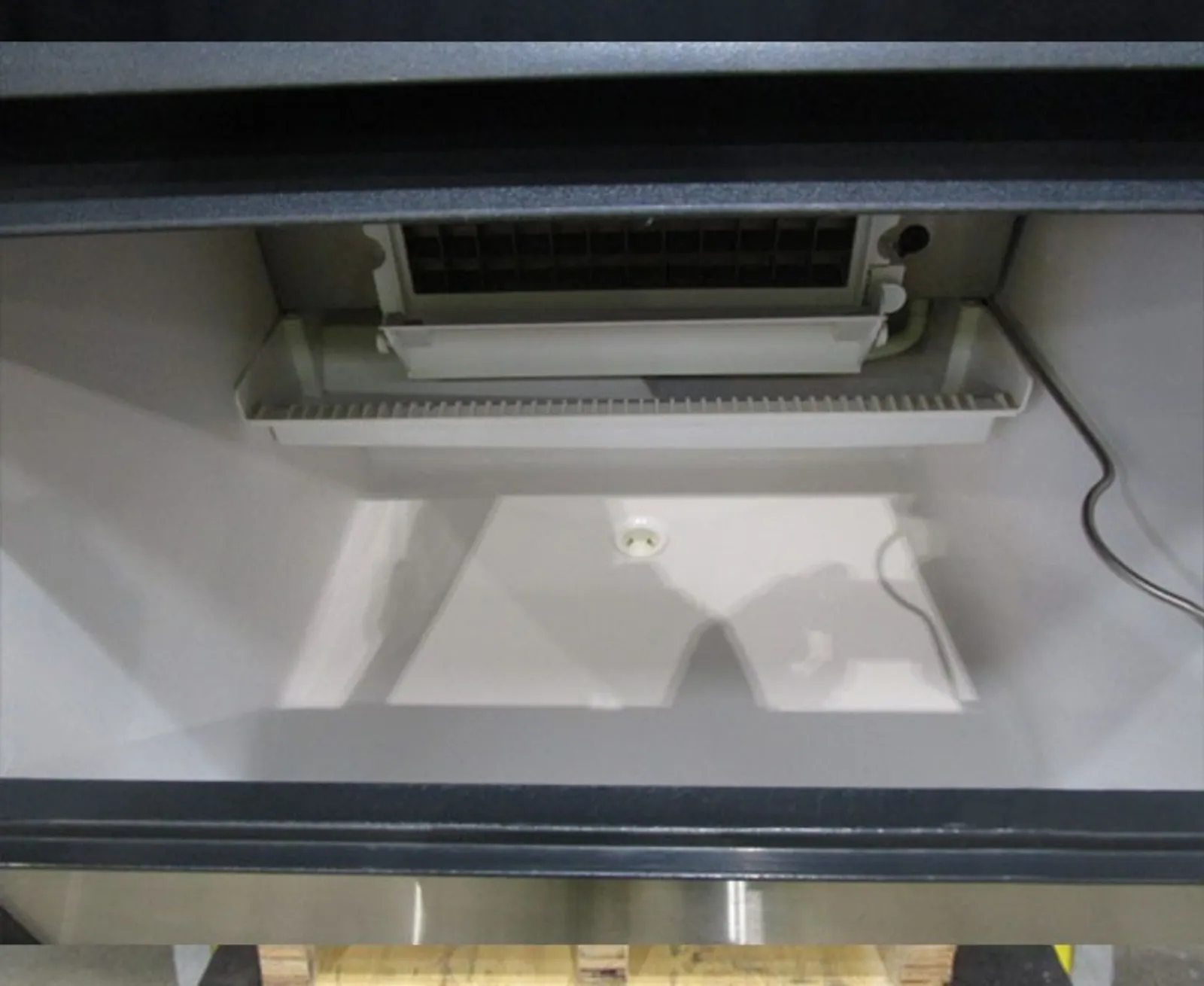 Scotsman NU 100 AS OX - 45kg - XSafe Self Contained Dice Ice Maker - Clearance (2)